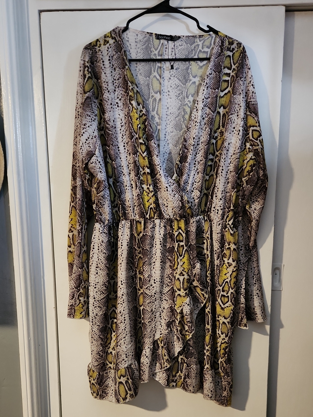 Boohoo Plus Snake-Print Wrap Dress in Yellow and Brown 3X/24